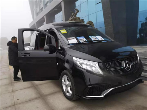 下一個5秒鐘，展現(xiàn)百變大師的奇跡，奢華的酒吧臺，瞬間轉(zhuǎn)換為舒適豪華的座椅，與后排的主人娓娓傾訴情話與暢談人生過往。