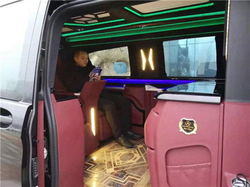 下一個5秒鐘，展現(xiàn)百變大師的奇跡，奢華的酒吧臺，瞬間轉(zhuǎn)換為舒適豪華的座椅，與后排的主人娓娓傾訴情話與暢談人生過往。