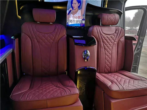 下一個5秒鐘，展現(xiàn)百變大師的奇跡，奢華的酒吧臺，瞬間轉(zhuǎn)換為舒適豪華的座椅，與后排的主人娓娓傾訴情話與暢談人生過往。