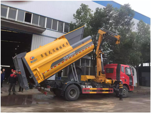 程力壓垃廠新上市的地埋式吊裝移動壓縮垃圾清運車及配套裝備，完美解決社區(qū)及垃圾堆放點臟亂差和老鼠、蒼蠅、污水橫流的垃圾儲存老大難頑疾；該車最新上市并召開了產(chǎn)品推薦會，深受用戶喜愛。