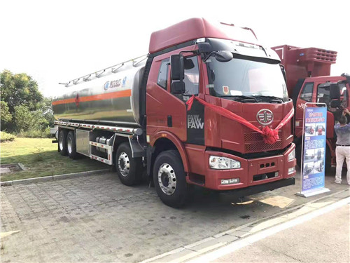 解放J6M前四后八31.5方鋁合金運(yùn)油車危化車型安全達(dá)標(biāo)下發(fā)，訂車立減6000元
