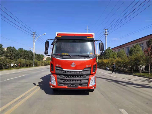 東風柳汽腐蝕性物品廂式運輸車已發車