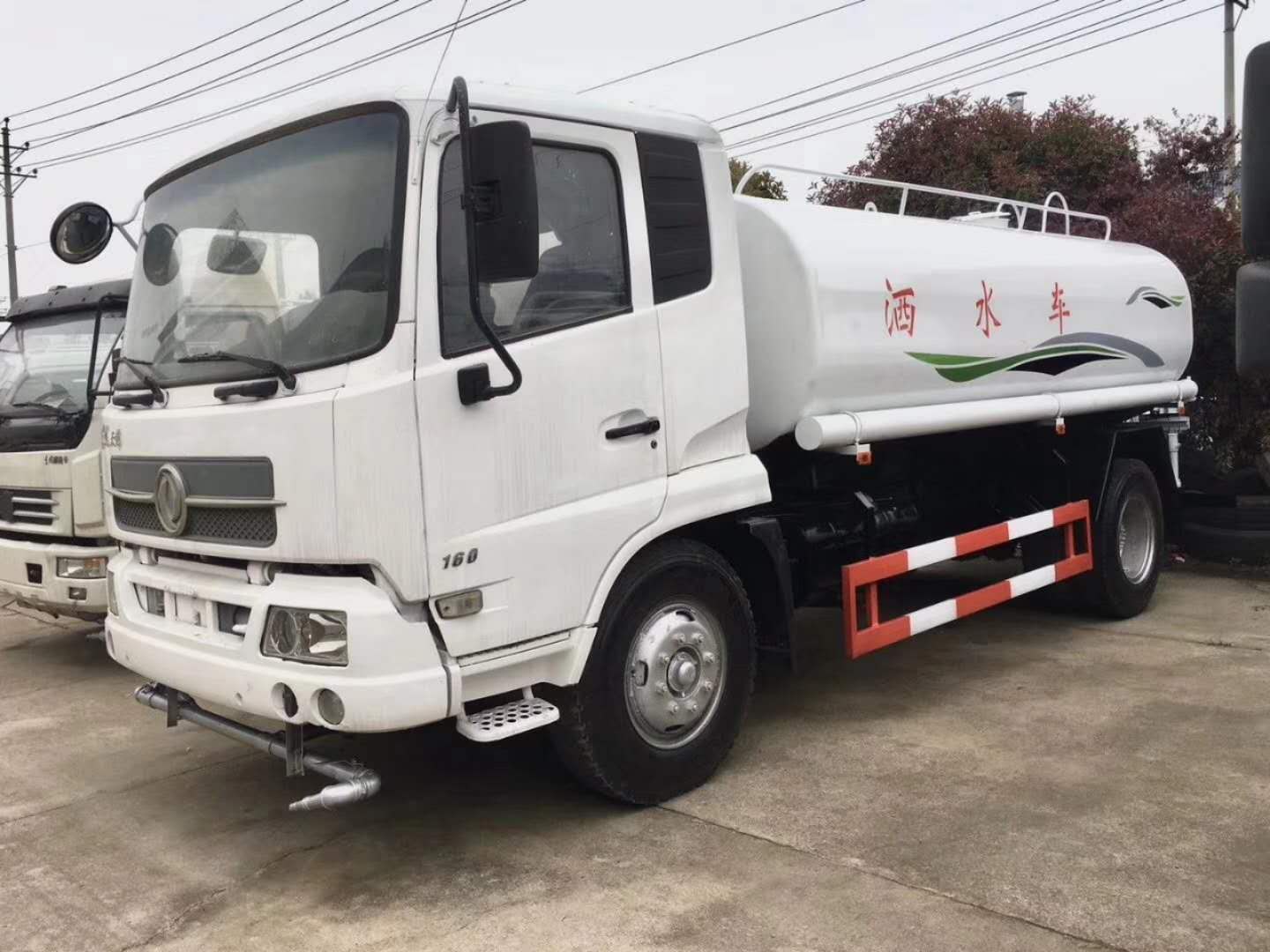 東風天錦一12噸灑水車匹配東風風神4缸160馬力發動機