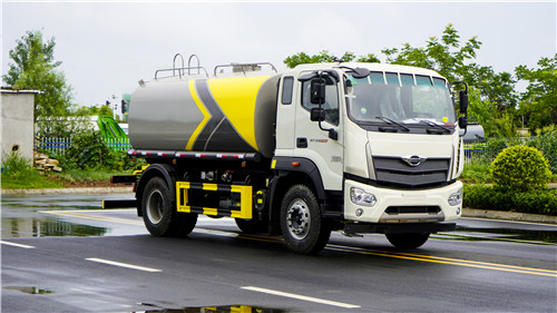 福田領(lǐng)航12-15噸國六灑水車6缸機(jī)245大動力+3950軸距優(yōu)點