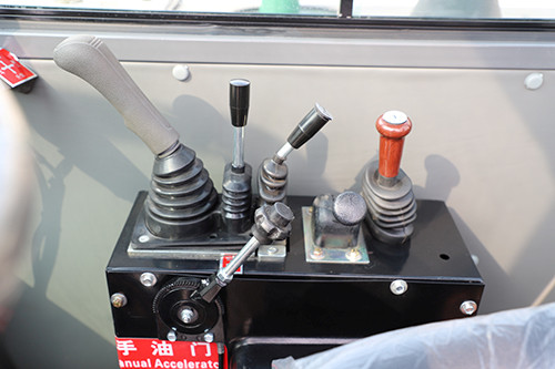 2.0方自上料攪拌車細節