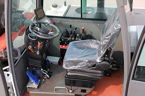 空調，在炎熱的夏天，司機在駕駛室里可以更涼爽，給司機創造一個更舒適的操作環境。 高壓洗車，讓您的愛車在工作完后可以美美的洗個澡。