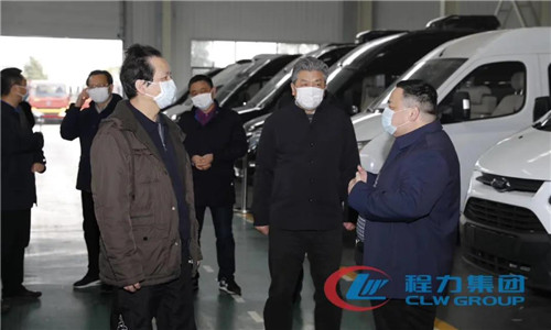 這種親力親為、認真負責的企業家品質和風格,經過十多年的沉淀,已深刻植入到自己的血脈,用他自己的話說,管理大企業,如烹小鮮,既要學會彈鋼琴的統籌兼顧,又要學會解剖麻雀的點線面結合,有的放矢抓好重點關鍵。這種制度性巡查,已成他管理企業的一種獨特風景和方法論。 當他回到辦公室就坐時,辦公室文員送來一封來自國務院的感謝信,這著實把自己給驚詫到了,讀完感謝信內心涌動著暖流,既感到光榮又深感責任重大;自抗疫防疫復工復產以來,程力公司收到過社會各界大大小小單位無數的感謝信和表彰文件,來自國務院的感謝信還是企業建廠1 這種親力親為、認真負責的企業家品質和風格,經過十多年的沉淀,已深刻植入到自己的血脈,用他自己的話說,管理大企業,如烹小鮮,既要學會彈鋼琴的統籌兼顧,又要學會解剖麻雀的點線面結合,有的放矢抓好重點關鍵。這種制度性巡查,已成他管理企業的一種獨特風景和方法論。 當他回到辦公室就坐時,辦公室文員送來一封來自國務院的感謝信,這著實把自己給驚詫到了,讀完感謝信內心涌動著暖流,既感到光榮又深感責任重大;自抗疫防疫復工復產以來,程力公司收到過社會各界大大小小單位無數的感謝信和表彰文件,來自國務院的感謝信還是企業建廠1