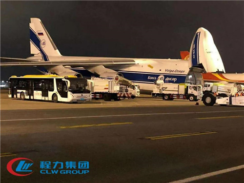 程力公司在國內,出色地完成了國務院應對新型冠裝病毒肺炎疫情聯防聯控機制醫療物資保障組和隨州市市委市政府下達的抗疫物資保障任務后,積極組織力量參與國際社會全球防疫重任洪流之中,全力以赴配合國家戰略共建人類命運共同體的宏偉事業,在8天時間內趕制45輛消毒殺菌噴霧防疫車,馳援中東阿聯酋,對接南亞馬來西亞的防疫戰車也在緊鑼密鼓的籌劃中;程力智慧、程力速度、程力品牌,再次彰顯了中國制造的硬核實力。 中國的程力、世界的程力,東方魅力驚艷全球。 程力公司在國內,出色地完成了國務院應對新型冠裝病毒肺炎疫情聯防聯控機制醫療物資保障組和隨州市市委市政府下達的抗疫物資保障任務后,積極組織力量參與國際社會全球防疫重任洪流之中,全力以赴配合國家戰略共建人類命運共同體的宏偉事業,在8天時間內趕制45輛消毒殺菌噴霧防疫車,馳援中東阿聯酋,對接南亞馬來西亞的防疫戰車也在緊鑼密鼓的籌劃中;程力智慧、程力速度、程力品牌,再次彰顯了中國制造的硬核實力。 中國的程力、世界的程力,東方魅力驚艷全球。