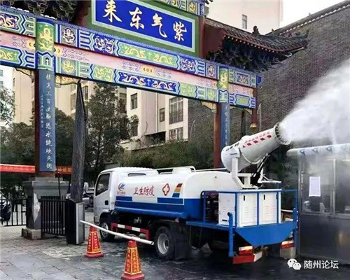 隨著疫情蔓延,隨州醫用物資告急,如何在危難之時大有作為?程阿羅放棄與家人團聚的機會,返回公司,于大年初一歷經艱辛輾轉回到隨州,組織捐款100萬元購買防疫專用物資,支援一線醫務人員,成為隨州防疫捐款第一人。 程阿羅的善舉,激起了社會大力支持。2月22日,遼寧沈撫新區一通用空氣遼寧有限公司專程向程力公司專項供應70臺負壓設備,捐贈消毒液4噸及方便面、火腿腸等物資,支持程阿羅抗擊疫情。 隨著疫情蔓延,隨州醫用物資告急,如何在危難之時大有作為?程阿羅放棄與家人團聚的機會,返回公司,于大年初一歷經艱辛輾轉回到隨州,組織捐款100萬元購買防疫專用物資,支援一線醫務人員,成為隨州防疫捐款第一人。 程阿羅的善舉,激起了社會大力支持。2月22日,遼寧沈撫新區一通用空氣遼寧有限公司專程向程力公司專項供應70臺負壓設備,捐贈消毒液4噸及方便面、火腿腸等物資,支持程阿羅抗擊疫情。