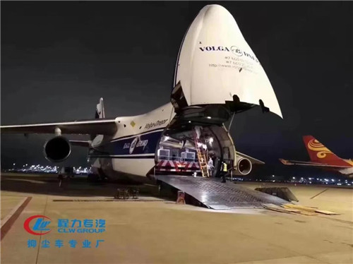 程力汽車集團作為中國最大的專用車生產(chǎn)之都的龍頭企業(yè),在專業(yè)技術和工藝質(zhì)量上一直處于行業(yè)領先地位。在得知程力汽車集團抑塵車專業(yè)廠生產(chǎn)的霧炮車在此次疫情中發(fā)揮的重要作用后,阿聯(lián)酋果斷的從中國程力集團采購一批抑塵車用于防疫消毒,在接到定單后,程力抑塵車專業(yè)廠日夜不息,八天完成阿聯(lián)酋45臺東風天錦100米抑塵車出口交付。再次向世界展現(xiàn)程力汽車集團堅實的專用車制造能力。 程力汽車集團作為中國最大的專用車生產(chǎn)之都的龍頭企業(yè),在專業(yè)技術和工藝質(zhì)量上一直處于行業(yè)領先地位。在得知程力汽車集團抑塵車專業(yè)廠生產(chǎn)的霧炮車在此次疫情中發(fā)揮的重要作用后,阿聯(lián)酋果斷的從中國程力集團采購一批抑塵車用于防疫消毒,在接到定單后,程力抑塵車專業(yè)廠日夜不息,八天完成阿聯(lián)酋45臺東風天錦100米抑塵車出口交付。再次向世界展現(xiàn)程力汽車集團堅實的專用車制造能力。