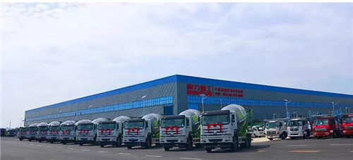 程力高端攪拌車廠用戶排隊訂車供不應求。 程力高端攪拌車廠用戶排隊訂車供不應求。