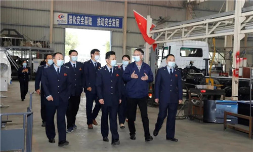 稅務(wù)局領(lǐng)導(dǎo)參觀了程力汽車集團(tuán)工業(yè)園的自動化生產(chǎn)流水車間后，對其給予了高度評價(jià)；在目前疫情環(huán)境嚴(yán)峻的大環(huán)境下，程力汽車集團(tuán)所展現(xiàn)出的雄厚實(shí)力是對隨州市經(jīng)濟(jì)復(fù)蘇穩(wěn)步發(fā)展的重要保障，是穩(wěn)固全市稅收工作的重要基石。