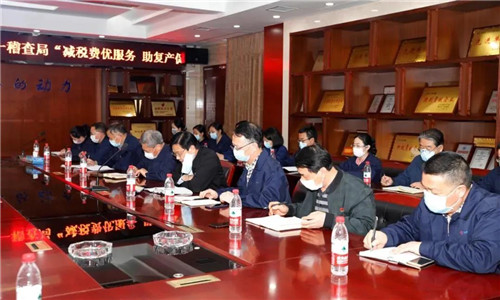 活動最后程力汽車集團(tuán)黨委書記何儒安，衷心感謝市稅務(wù)局的領(lǐng)導(dǎo)的關(guān)心和政府出臺相關(guān)稅收優(yōu)惠政策。在這疫情導(dǎo)致的經(jīng)濟(jì)環(huán)境嚴(yán)峻的情況下，這樣的優(yōu)惠稅收政策正是雪中送炭的深厚溫情，深刻體現(xiàn)了政府與人民團(tuán)結(jié)一心、眾志成誠共渡難關(guān)的決心。