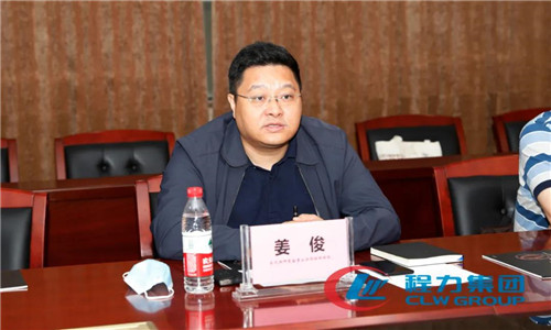 東風越野車公司市場部部長姜俊、營銷首席徐卓虎、商品企劃主任嚴浩,以及大區銷售經理李程成、宋成威,營運主管李康健等負責人出席了本次推薦會。  東風越野車公司市場部部長姜俊、營銷首席徐卓虎、商品企劃主任嚴浩,以及大區銷售經理李程成、宋成威,營運主管李康健等負責人出席了本次推薦會。