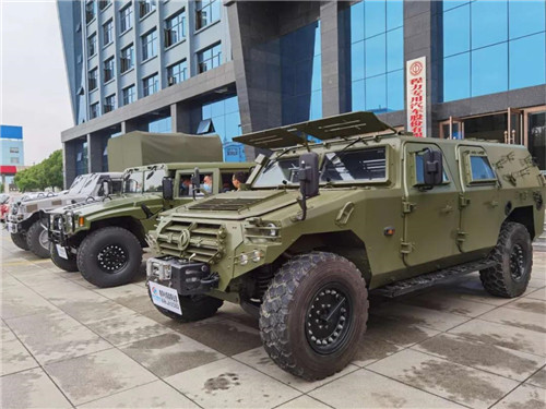 據悉,東風越野車有限公司本次推薦的四款特種民用車輛主流車型,對標悍馬基因,以創民族品牌為己任,以科技創新和5G互聯網智慧生活為切入點,加上北斗導航和人工智能的加持,整車共27項專利技術超越悍馬的參數性能。 據悉,東風越野車有限公司本次推薦的四款特種民用車輛主流車型,對標悍馬基因,以創民族品牌為己任,以科技創新和5G互聯網智慧生活為切入點,加上北斗導航和人工智能的加持,整車共27項專利技術超越悍馬的參數性能。