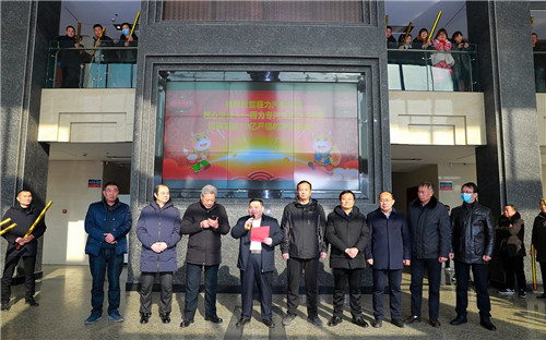集團(tuán)公司高層組織在家的主要領(lǐng)導(dǎo)，以及各部門的中層干部及負(fù)責(zé)人，各直屬?gòu)S、專業(yè)廠、集團(tuán)成員廠總經(jīng)理，戶主經(jīng)理與各銷售精英團(tuán)隊(duì)負(fù)責(zé)人，程力汽車集團(tuán)簽約網(wǎng)紅共計(jì)200余人，在程力總部八號(hào)樓迎賓大廳共同見證了超額完成75億專汽產(chǎn)值的祝賀儀式。