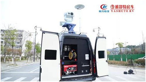 尾部：為設備裝配區，集成有無線電偵測設備天線升降機構，光電探測設備升降平臺，下部設計有車載發電機位置，預留有防雷接地系統、零星工具等存放位置