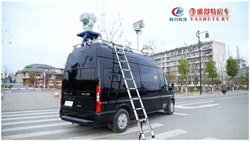 外部：配備便攜式登頂梯， 在車體尾門做加強板預埋，設計登頂梯連接件，并裝有防滑腳踏板，結構強度高，使用安全、可靠。