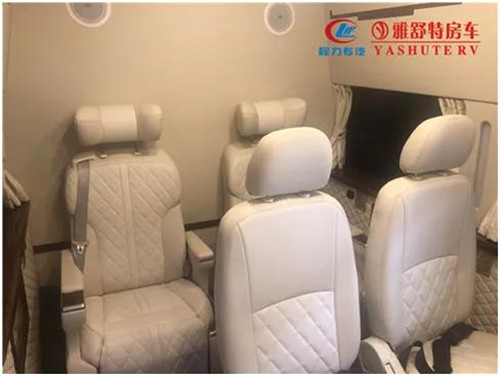 座椅：獨立座椅 2 套，供機柜工作臺操作人員使用。操作員座椅后部是領導座席，布置有 2 套獨立座椅，左側座椅配備有壁掛式翻板桌，配備有折疊式支腿，桌面有茶杯座，收納時可以直接可供臨時辦公、休息使用。車頂找平后，采用整體軟包覆處理，裝配有頂置空調，配備有組合式航空頂燈。