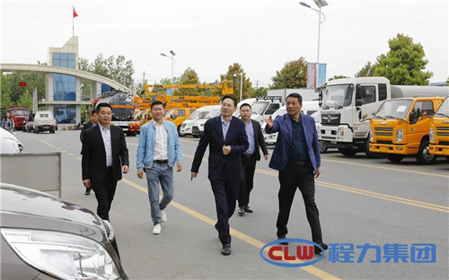 比亞迪副總裁王杰（右二），在程力汽車集團(tuán)副總、程力新能源汽車制造有限公司總經(jīng)理倪文濤（右一）、集團(tuán)公司總經(jīng)辦服務(wù)中心主任張火生（左一）、程力新能源裝備車廠總經(jīng)理劉輝（左二）、程力汽車公司總經(jīng)理成向陽（后右一）的陪同下，參觀程力（曾都）汽車工業(yè)園。　　